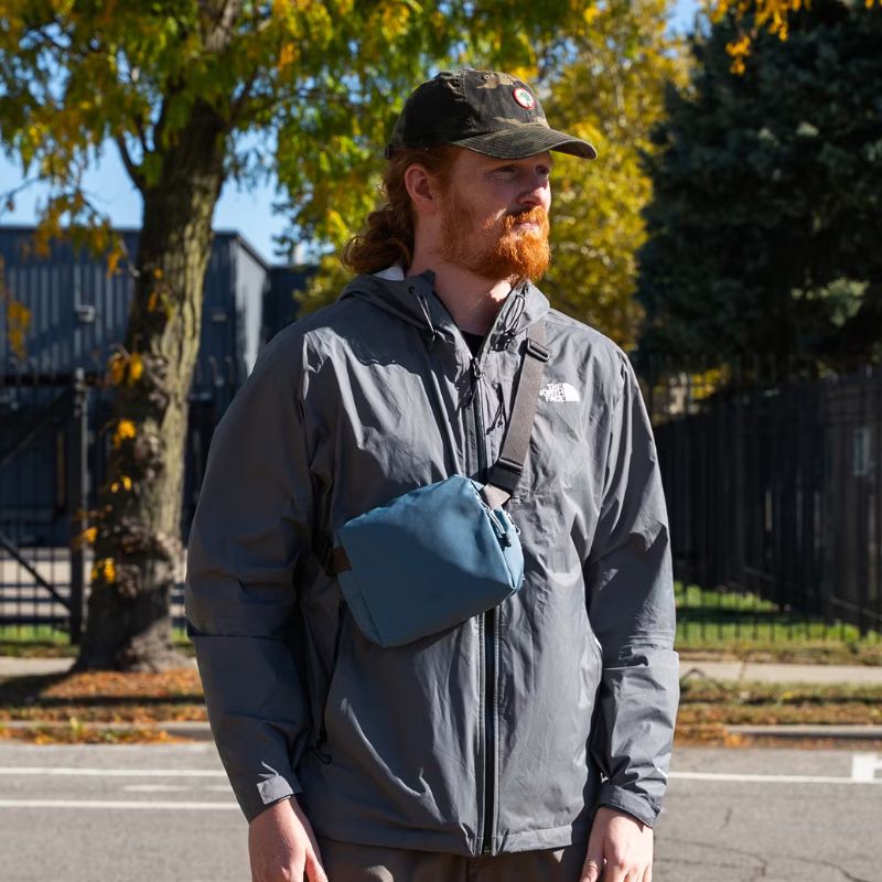 A Minimal Sling That Delivers: Pack Hacker’s Take on the Daily Mini Sling